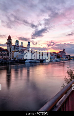 Blick auf die Donau, Passau, Altstadt, Blaue Stunde, Niederbayern, Bayern, Deutschland, Europa, Stockfoto