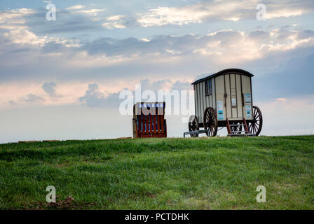 Alte Kutsche, Cloud Stimmung, Butjadingen, Niedersachsen, Deutschland, Europa Stockfoto