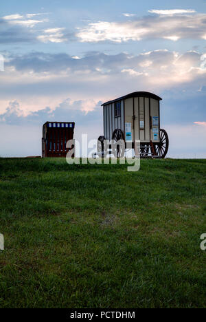 Alte Kutsche, Cloud Stimmung, Butjadingen, Niedersachsen, Deutschland, Europa Stockfoto
