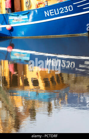 Details der Schiffe im Hafen, Reflexion, Wasser, Neuharlingersiel, Krabbenkutter, Ostfriesland, Niedersachsen, Deutschland, Stockfoto