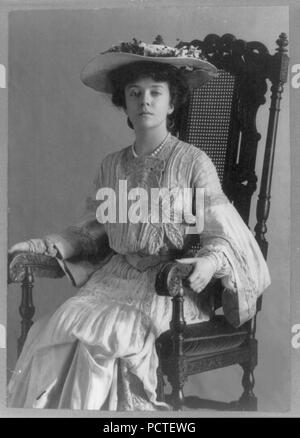 Alice (Roosevelt) Longworth, 1884 -, drei - Viertel - Länge Porträt, im Stuhl sitzt, nach links Stockfoto