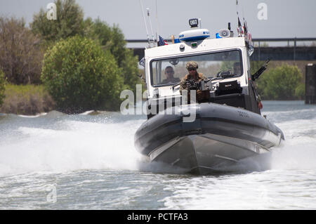 Mitglieder der Gefahrenabwehr Einheit 309 waterside Division unterwegs für ein Anti-Terrorismus, Schutz der Mission Patrouille, Guantanamo Bay, Kuba, 23. Juli 2018. Port Security Unit 309 ist für 9 Monate zur Unterstützung der Operation, die die Freiheit des Sentinel eingesetzt. Stockfoto