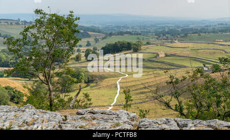 Blick auf die Kalkstein Pflaster über Malham Cove in den Yorkshire Dales National Park Stockfoto