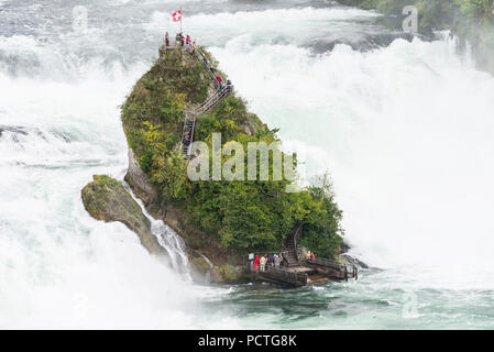 Blick auf Rhein fällt Rock am Rheinfall, in der Nähe von Schloss Laufen, in der Nähe von Schaffhausen, Schweiz Stockfoto