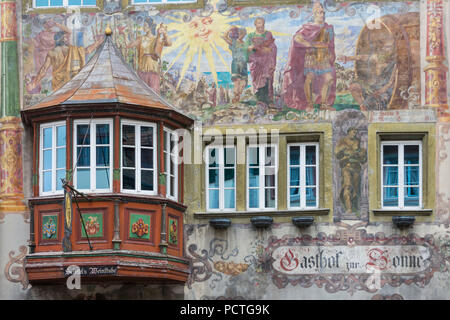 Rich Malerei auf dem Erker des'S Weinstube cheffel' und 'Gasthof zur Sonne" am Rathausplatz, Stein am Rhein, Kanton Schaffhausen, Schweiz Stockfoto