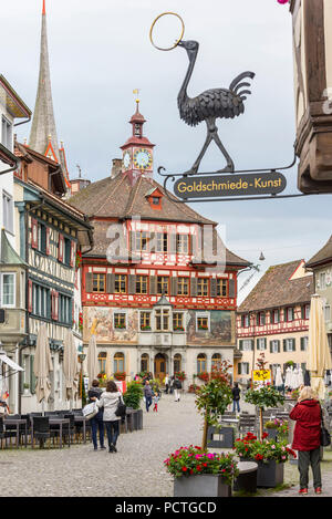 Bunte Fachwerkhäuser am Rathausplatz, Stein am Rhein, Kanton Schaffhausen, Schweiz Stockfoto