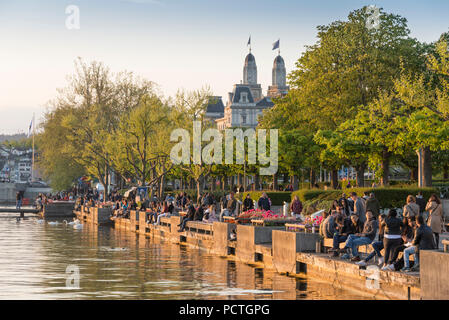 Abendstimmung am Utoquai mit Blick auf Grossmünster und Kai Brücke, Altstadt, Zürich, Kanton Zürich, Schweiz Stockfoto