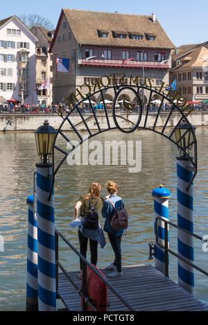 Pier Hotel zum Storchen am Limmatquai mit Blick auf die Altstadt, Zürich, Kanton Zürich, Schweiz Stockfoto