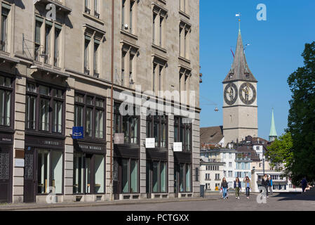 Blick vom Grossmünsterplatz über die Limmat in der Kirche St. Peter, Grossmünsterplatz, Altstadt, Zürich, Kanton Zürich, Schweiz Stockfoto