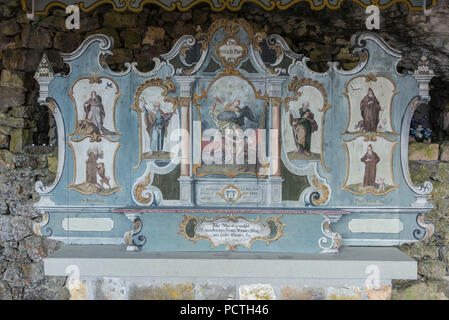 Altar in der rock Kapelle Aescher-Wildkirchli, Alpstein, Kanton Appenzell, Schweiz Stockfoto