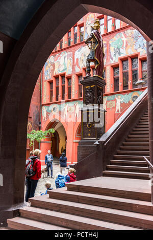 Knight Statue vor der Basler Rathaus, Marktplatz, Altstadt Grossbasel, Basel, Kanton Basel-Stadt, Schweiz Stockfoto