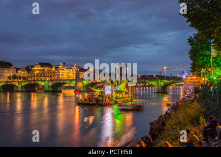 Musik Band auf Floß am Rine am 'Imfluss" Open Air Festival am Ufer des Flusses Rhein, Kleinbasel, Basel-Stadt, Kanton Basel-Stadt, Schweiz Stockfoto