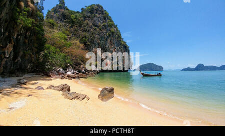 Sandstrand auf der Insel Phi Phi in Thailand, Meer, Boot Stockfoto