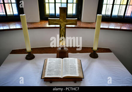 Offene Bibel vor Christi Kreuz, Kerzen, Kirche evangelische St. John's, Stadt, Kirche, Düsseldorf, Nordrhein-Westfalen, Deutschland Stockfoto