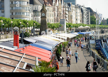 Restaurants am Ufer des Flusses Rhein mit Pegelanzeige in Düsseldorf, Nordrhein-Westfalen, Deutschland Stockfoto