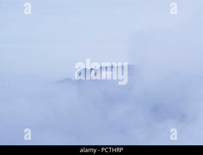 Deutschland, Hessen, Waldeck, Natur und Nationalpark Kellerwald-Edersee, Blick von der Kanzel auf Schloss Waldeck, Nebel, Kellerwald, Trail, Urwald Trail Stockfoto