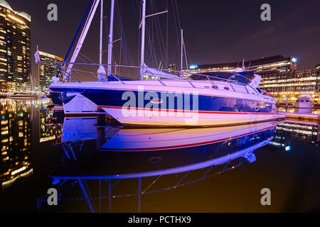 Yachten im Hafen, auf dem Land, in den Docklands, Waterfront, Apartments, Melbourne, Victoria, Australien, Ozeanien Stockfoto