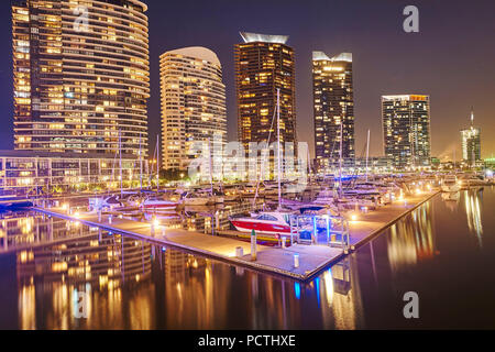 Yachten im Hafen, auf dem Land, in den Docklands, Waterfront, Apartments, Melbourne, Victoria, Australien, Ozeanien Stockfoto