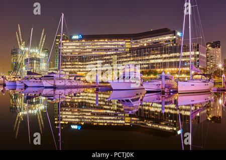 Yachten im Hafen, auf dem Land, in den Docklands, Waterfront, Apartments, Melbourne, Victoria, Australien, Ozeanien Stockfoto