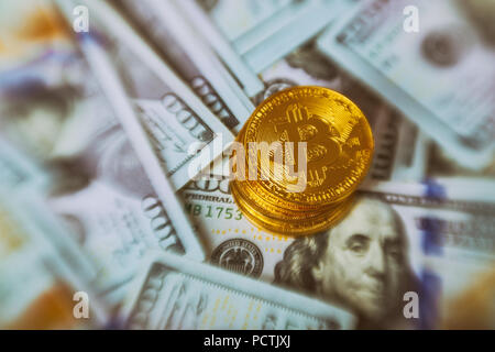 Golden Bitcoins auf US-Dollar für Hintergrund digitale Währung close-up. Neue virtuelle Geld Konzept. cryptocurrency und Worldwide Payment System Stockfoto