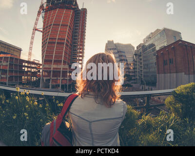 Touristen auf der High Line in New York. Stockfoto