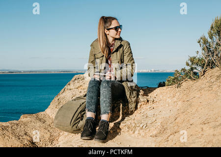 Eine junge schöne Mädchen oder touristische verwendet eine Tablette zu einer Karte oder einem mobile Anwendung oder etwas anderes zu suchen. Stockfoto