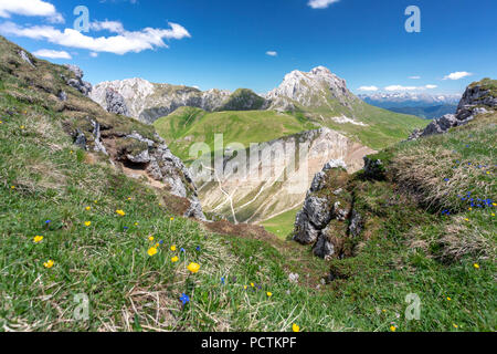 Von der Kante des Mount Medalges auf Das Villnösser Tal mit Genova Hütte Schlüterhütte und Sass de Peiterkofel, Naturpark Puez-Geisler, Dolomiten, Bozen, Südtirol, Italien Stockfoto