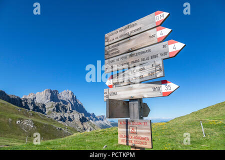 Wegweiser Tische an der Poma pass/Kreuzkofeljoch mit dem Bergmassiv Geisler/Geisler im Hintergrund, Naturpark Puez-Geisler, Dolomiten, Bozen, Südtirol, Italien Stockfoto