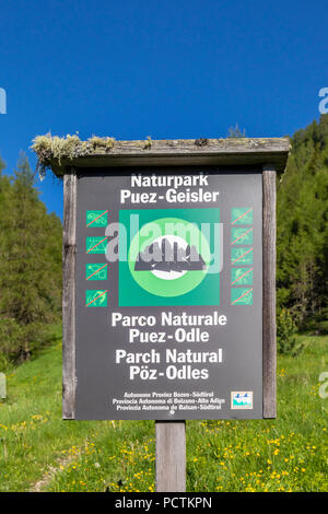 Naturpark Puez-Geisler, Informationen Tabelle, Lungiarü/Campill, San Martin de Tor, Bozen, Südtirol, Italien Stockfoto