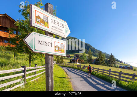 Wanderer zu Fuß auf dem Weg nach Seres und Misci Dörfer, Lungiarü/Campill, San Martin de Tor, Bozen, Südtirol, Italien Stockfoto