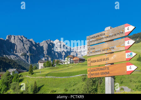 Naturpark Puez-Geisler, Wegweiser Tabellen in der Nähe der Dörfer von Miscì und Seres mit der Puezgruppe im Hintergrund, Lungiarü/Campill, San Martin de Tor, Bozen, Südtirol, Italien Stockfoto