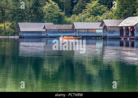 Fischerhütten und typischen Boote auf dem See Altaussee, Altaussee, Steiermark, Österreich Stockfoto