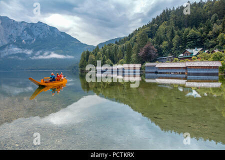 Fischerhütten und typischen Boote auf dem See Altaussee, Altaussee, Steiermark, Österreich Stockfoto