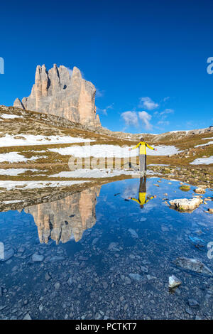 Die Beobachtung der Tre Cime di Lavaredo / Drei Zinnen spiegelt sich in einem Spiegel von Wasser in Richtung lavaredo Gabel, Auronzo di Cadore, Belluno, Venetien, Italien Stockfoto