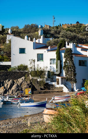 Außenansicht des Hauses Museum des surrealistischen Malers Salvador Dali in Portlligat in der Naturpark Cap de Creus im Norden der Costa Brava in der Provinz Girona in Katalonien, Spanien Stockfoto