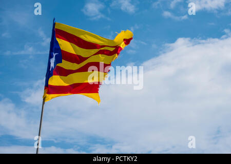 Die katalanische Flagge genannt Senyera Wellen auf einem Berg in der Provinz Gerona in Katalonien Spanien Stockfoto