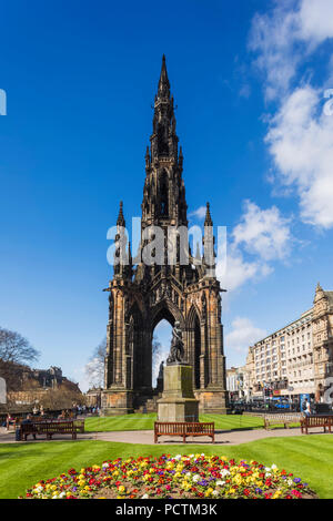 Großbritannien, Schottland, Edinburgh, die Princes Street, das Scott Monument im Osten die Princes Street Gardens Stockfoto