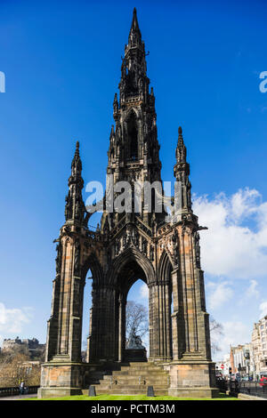 Großbritannien, Schottland, Edinburgh, die Princes Street, das Scott Monument im Osten die Princes Street Gardens Stockfoto