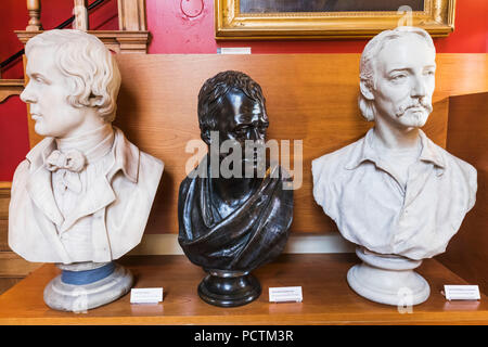 Großbritannien, Schottland, Edinburgh, das Writers' Museum, Büsten von Robert Burns und Robert Louis Stevenson und Sir Walter Scott Stockfoto