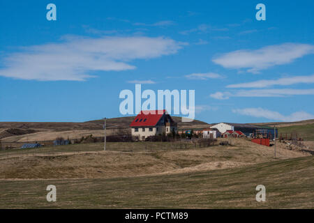 Kirche im alten Stil auf Island Landschaft Hintergrund. Weißes Gebäude mit rotem Dach auf wolkenbedecktem Himmel Stockfoto