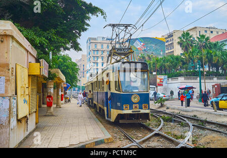 ALEXANDRIA, Ägypten - Dezember 18, 2017: Vintage Al Ramlh Straßenbahnen sind die perfekte Attraktion für die Touristen, die Stadt hat große Menge an verschiedenen Retr Stockfoto