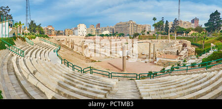 Panorama der Römischen Auditorium archäologische Stätte mit gut erhaltenen Amphitheater, Thermen, Villa und anderen Konstruktionen, Alexandria, Ägypten. Stockfoto