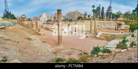 Das antike römische Amphitheater ist eines der wichtigsten Symbole der Stadt, im Herzen der Wohngegend und durch moderne Hochhäuser, Alexandria umgeben, Stockfoto