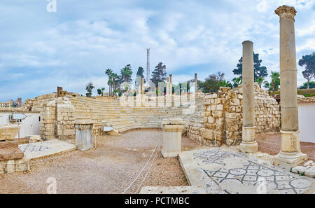 Die hohen Säulen und Details von komplexen Mosaikfußboden in der Phase der alten römischen Amphitheater in Alexandria, Ägypten. Stockfoto
