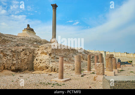 Amoud Al Sawari Ausgrabungsstätten mit Ruinen von serapeum Tempel und Pompeius Säule - der Siegeszug der römische Säule, durch Kaiser Diokletian, Ale errichtet. Stockfoto