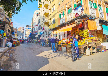 ALEXANDRIA, Ägypten - Dezember 18, 2017: Die engen Markt Straße von Karmouz Bezirk mit zahlreichen Obst und Gemüse Stände, Straßencafés und teahous Stockfoto