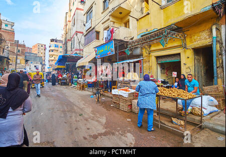 ALEXANDRIA, Ägypten - Dezember 18, 2017: Die Slums von Karmouz Nachbarschaft übervölkerten Wohnviertel mit zahlreichen schäbig Stände des lokalen Marktes, auf Stockfoto