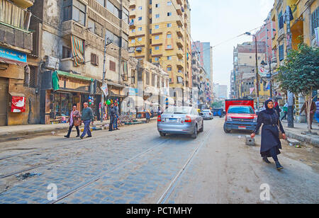 ALEXANDRIA, Ägypten - Dezember 18, 2017: chaotische Verkehr und Fußgängern in Karmouz avenue des gleichnamigen Bezirk, voller Slums und armen Vierteln, Stockfoto