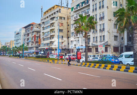 ALEXANDRIA, Ägypten - Dezember 18, 2017: Der Stau auf der einen Seite Strasse von Corniche Avenue, einer der wichtigsten Straßen der Stadt, am 18. Dezember in Alexandria. Stockfoto