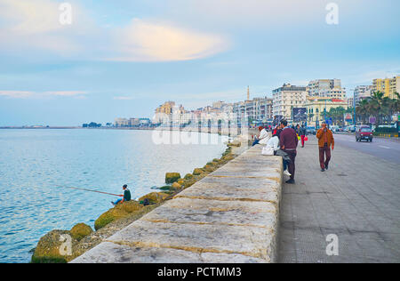 ALEXANDRIA, Ägypten - Dezember 18, 2017: Strandpromenade Corniche ist die beliebteste Stadt Lage für Spaziergänge, Menschen der Küste genießen, historische ma Stockfoto